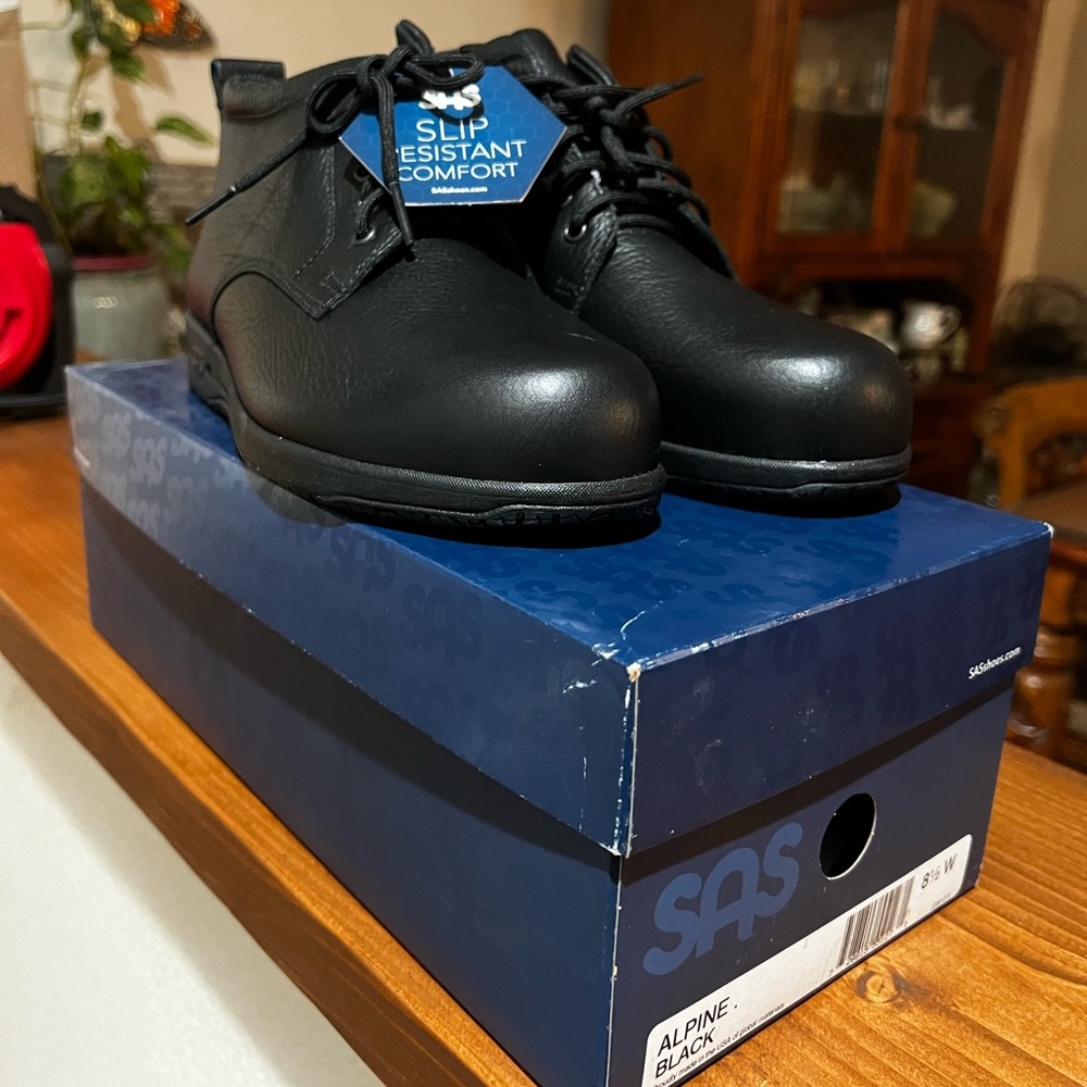 New with box woman’s SAS no slip work shoes in 8 1/2